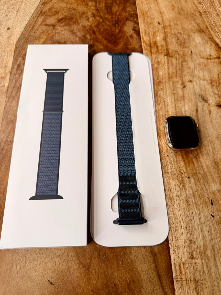 Apple Watch 11 Titanium  Goud kleur 42 mm ZGAN, Ophalen of Verzenden, Zo goed als nieuw, IOS