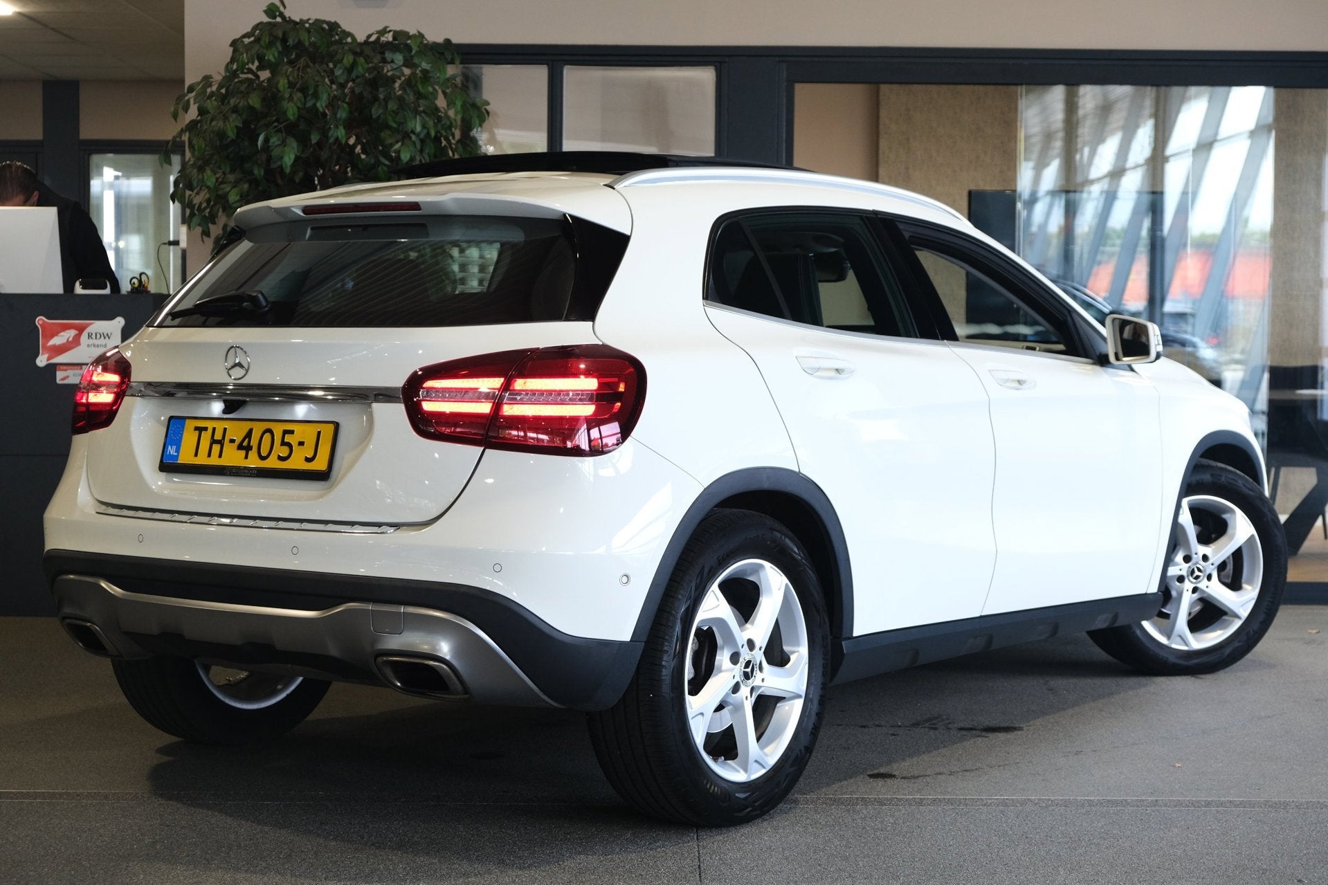 Mercedes-Benz GLA-klasse 180 Ambition Pano Trekhaak Cam PDC, Auto's, Voorwielaandrijving, Gebruikt, 4 cilinders, 1595 cc