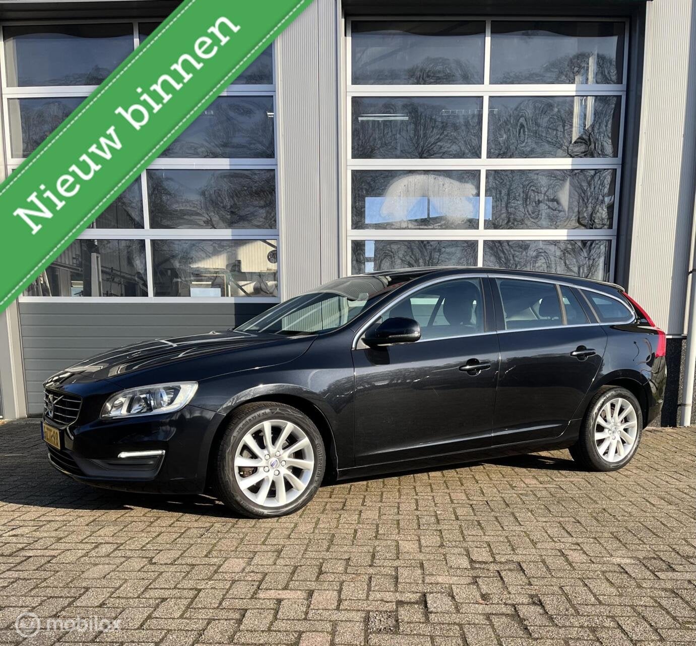 Volvo V60 1.6 T3 Momentum SLECHTS 147000 KM EN NIEUWE APK, Voorwielaandrijving, Gebruikt, 4 cilinders, 150 pk