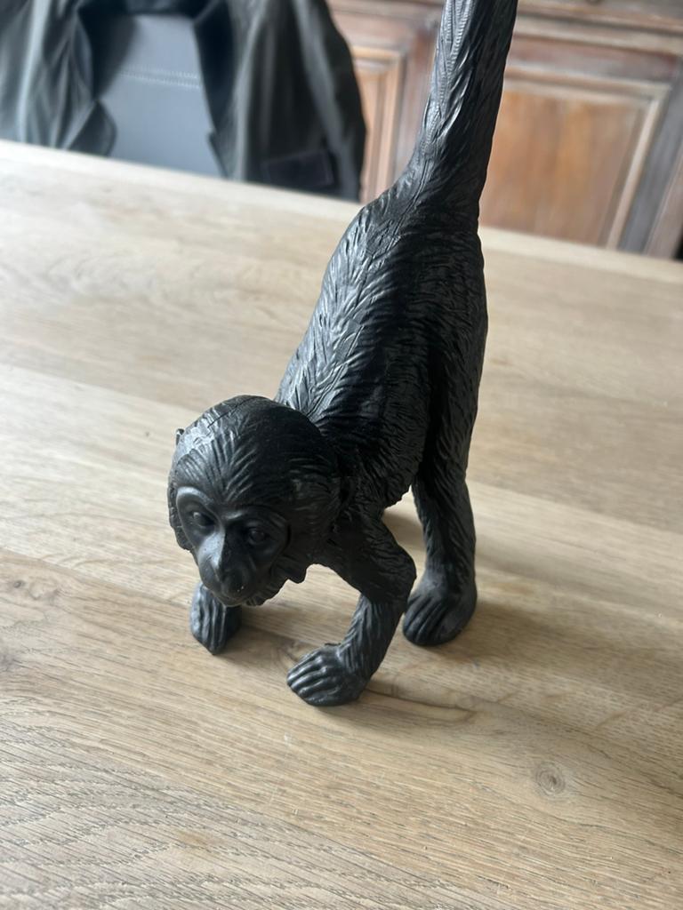 Zwarte apen sculptuur met lange staart, Antiek en Kunst, Kunst | Beelden en Houtsnijwerken, Ophalen of Verzenden, Overige materialen