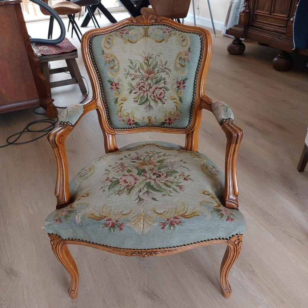 Antiek damesstoeltje met geborduurd bloemenpatroon, Antiek en Kunst, Antiek | Meubels | Stoelen en Banken, Ophalen