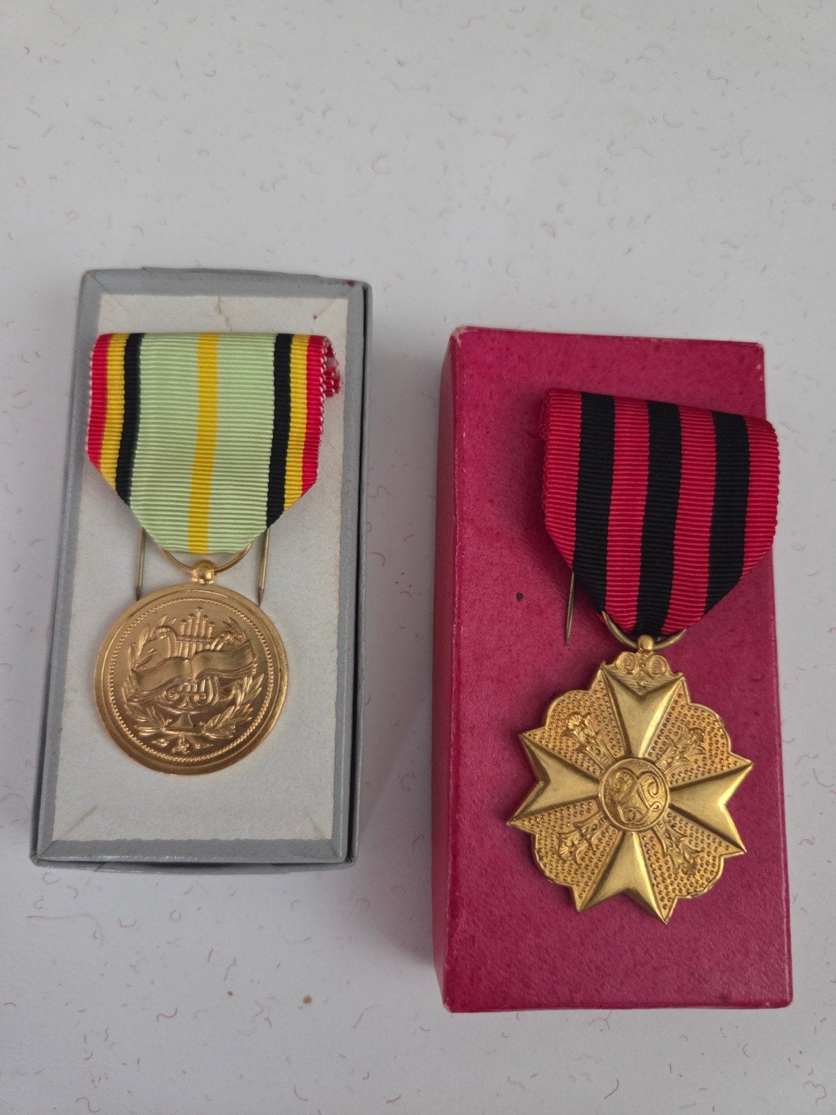 2 Medaille samen voor €25,-, Verzamelen, Militaria | Algemeen, Ophalen of Verzenden, Landmacht, Nederland, Lintje, Medaille of Wings