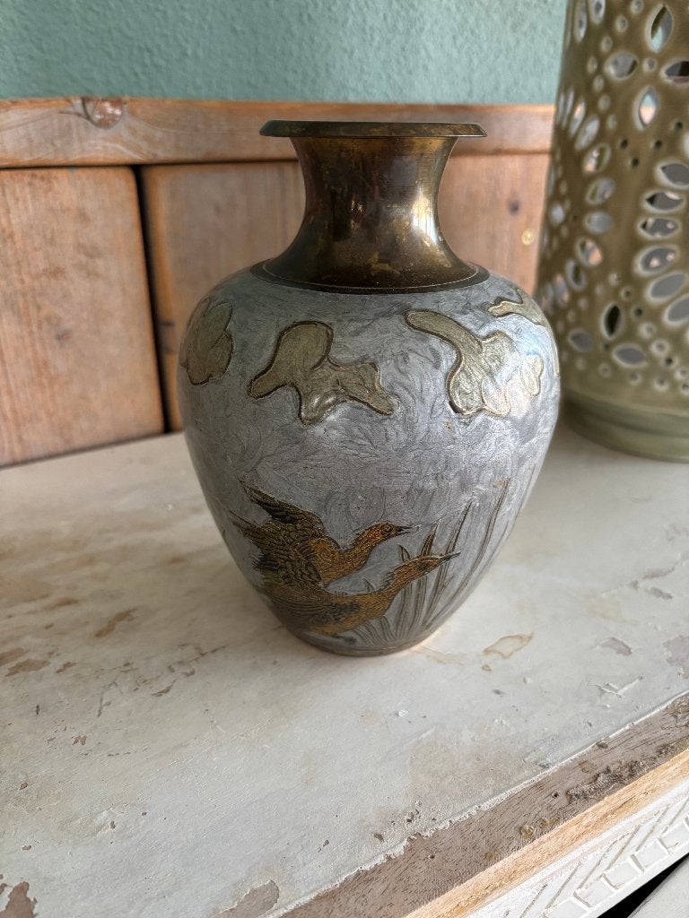 Vintage emaille vaas met vogels en messing hals, Antiek en Kunst, Ophalen of Verzenden