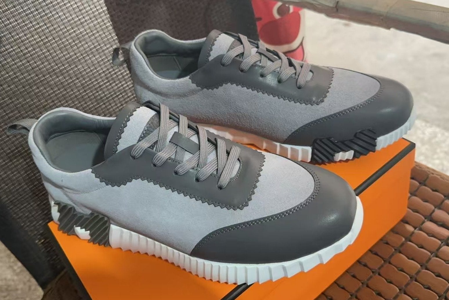 Hermes grijze sneakers - comfortabel en stijlvol, Kleding | Heren, Ophalen of Verzenden, Zo goed als nieuw, Overige kleuren, Sneakers of Gympen