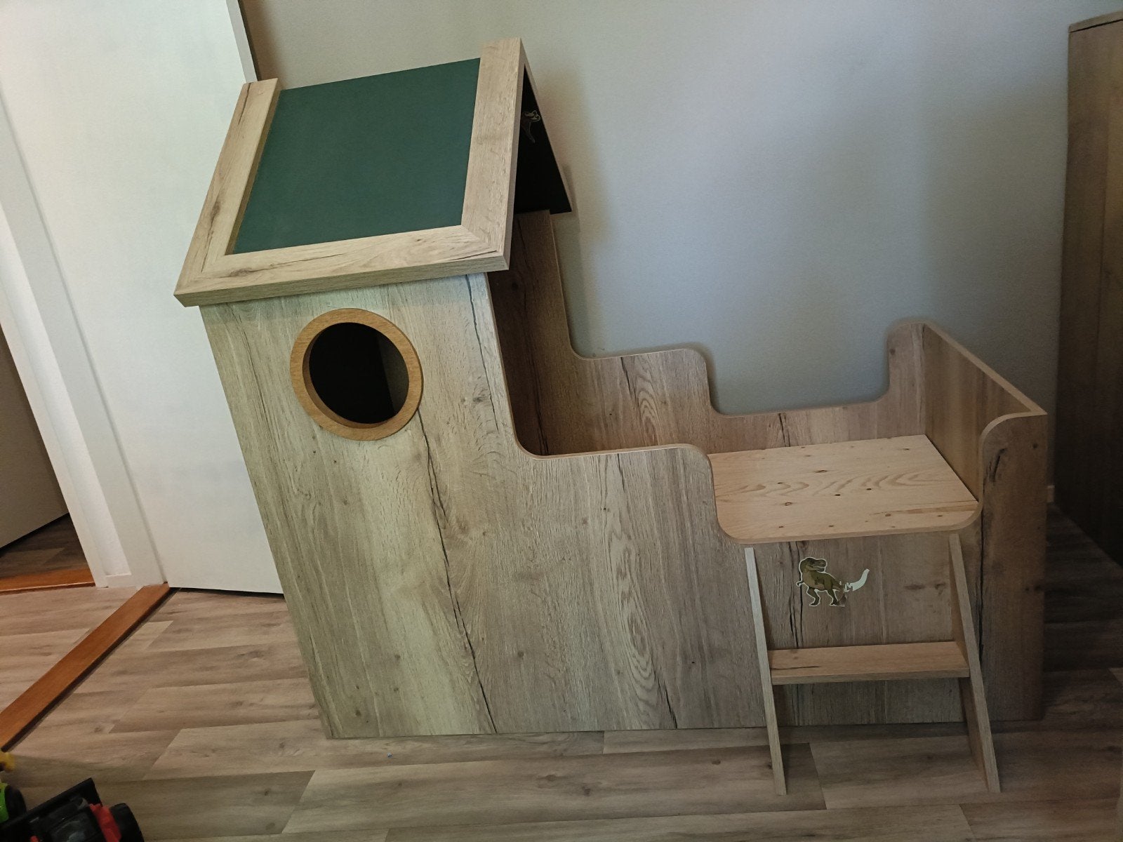 Boomhut peuterbed met dinosaurus stickers, Kinderen en Baby's, Kinderkamer | Bedden, Ophalen, Gebruikt, 140 tot 160 cm, 70 tot 85 cm