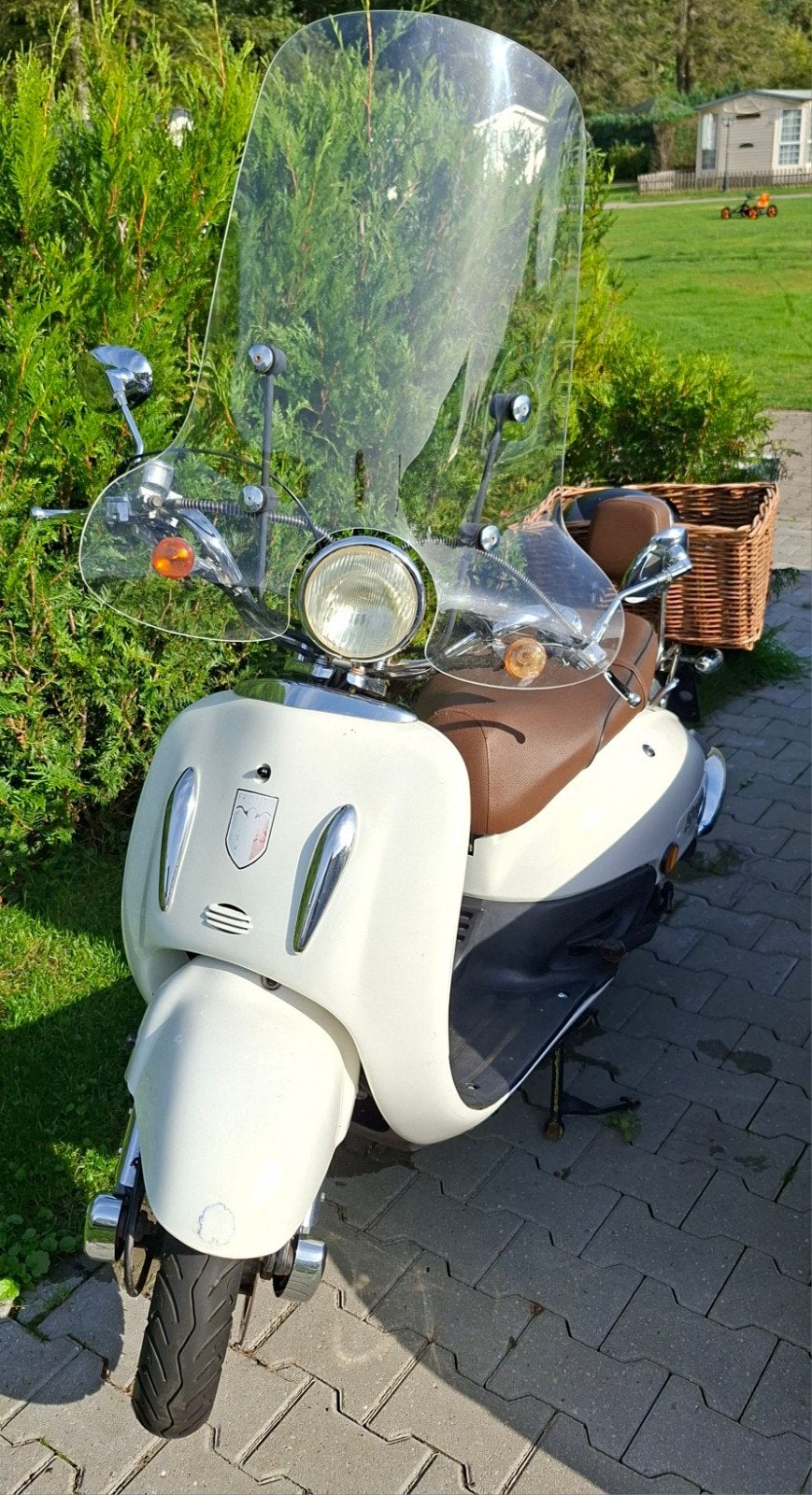 AGM Scooter - Wit met bruin zadel en mand, Gebruikt, Maximaal 45 km/u, Ophalen of Verzenden, AGM