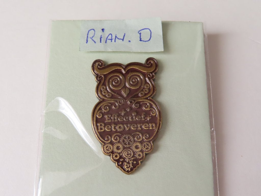 Efteling personeel pin uiltje Effectief betoveren 4 cm., Ophalen, Nieuw, Button of Speldje