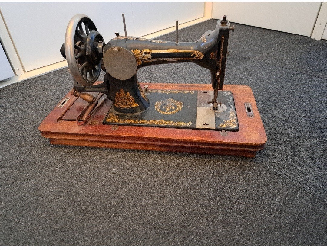 Antieke Naaimachine met Houten Onderstel, Ophalen