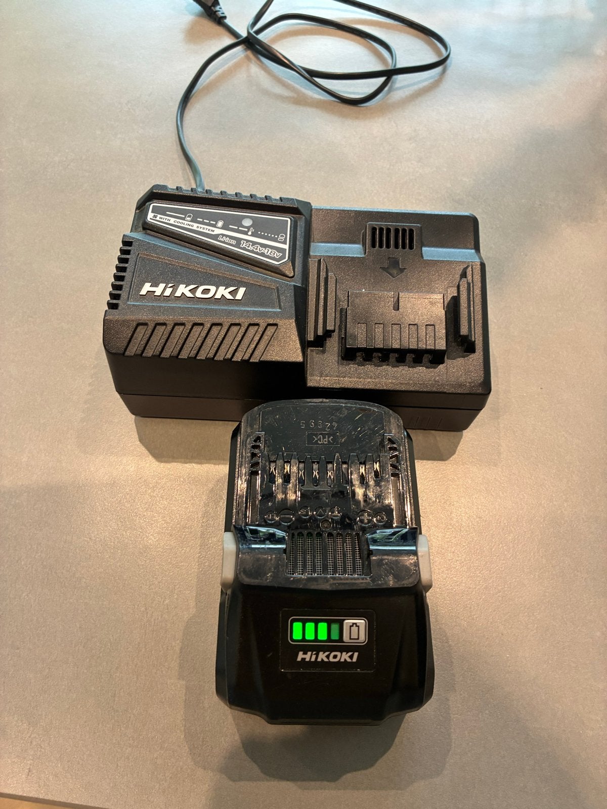 Hikoki acculader UC 18YFSL met Accu, Ophalen of Verzenden, Zo goed als nieuw, Minder dan 400 watt, Overige typen