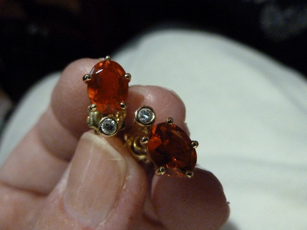18 karaat gouden oorbellen met vuuropaal + briljant diamant, Verzenden, Zo goed als nieuw, Met edelsteen, Knopjes of Stekers
