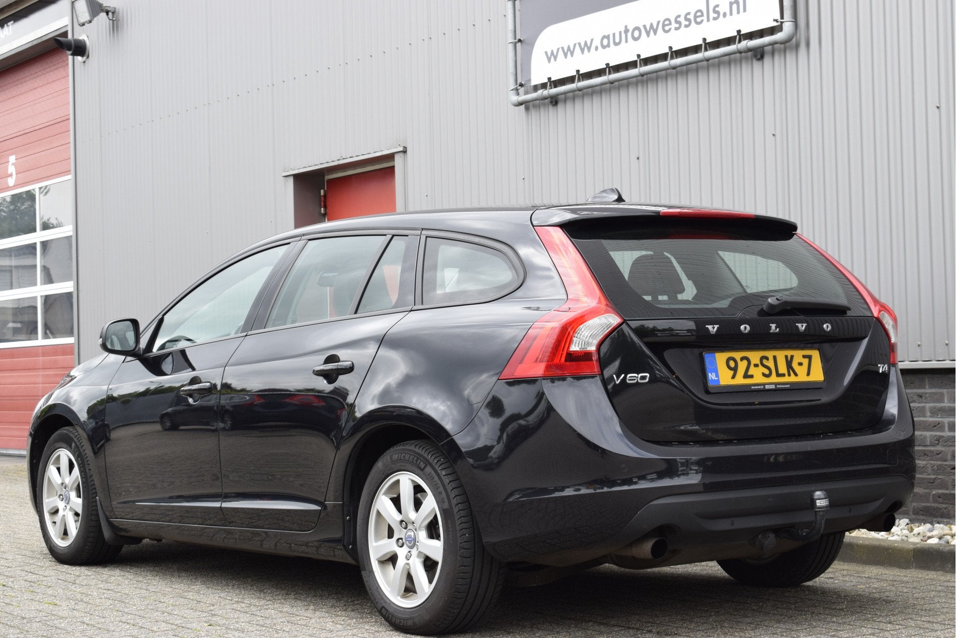 Volvo V60 1.6 T4 Kinetic Leder, Trekhaak, Navi, Cruise Autom, Auto's, Gebruikt, 4 cilinders, 179 pk, Zwart
