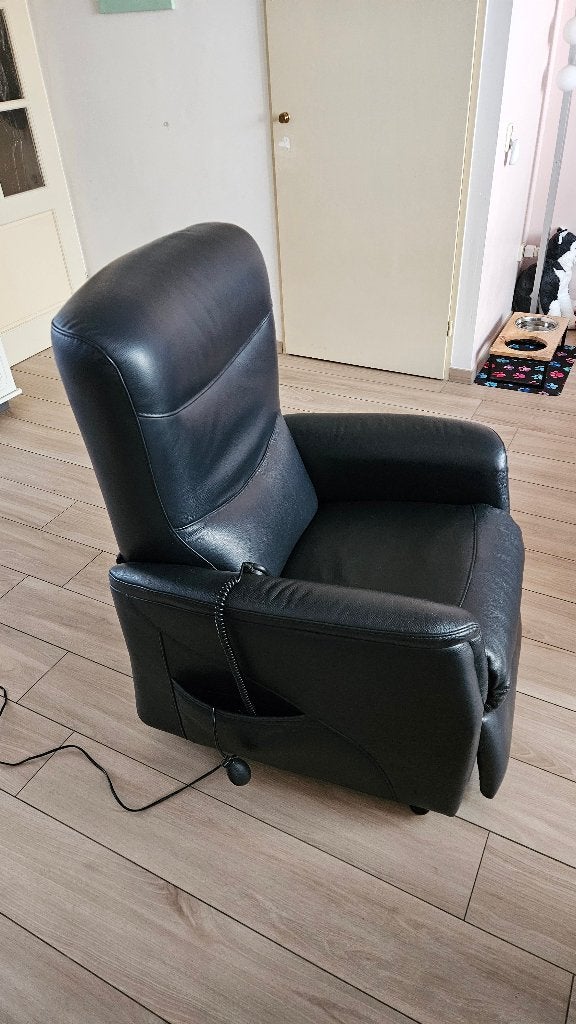 Leren relaxfauteuil met elektrische functie, Huis en Inrichting, Ophalen, Gebruikt, 125 tot 150 cm, Modern comfort