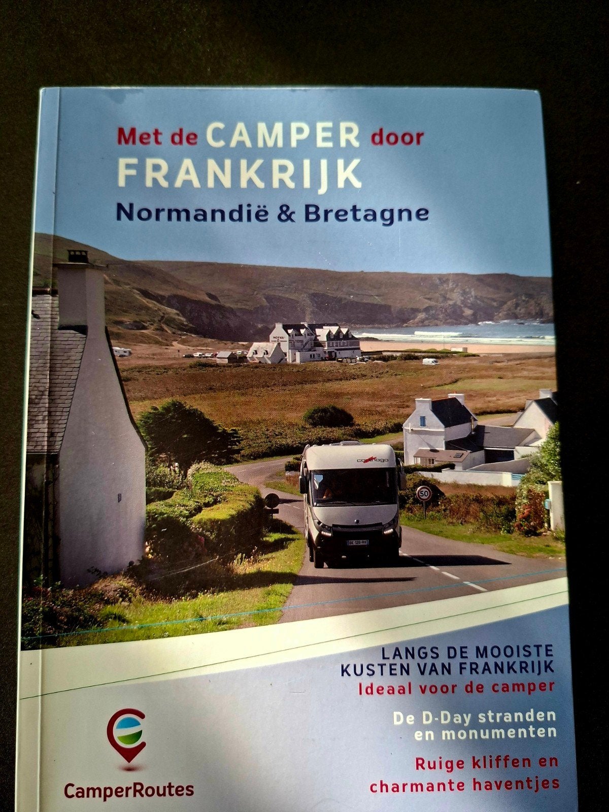 Met de Camper door Frankrijk: Normandië & Bretagne, Gelezen, Europa, Ophalen of Verzenden, Reisgids of -boek