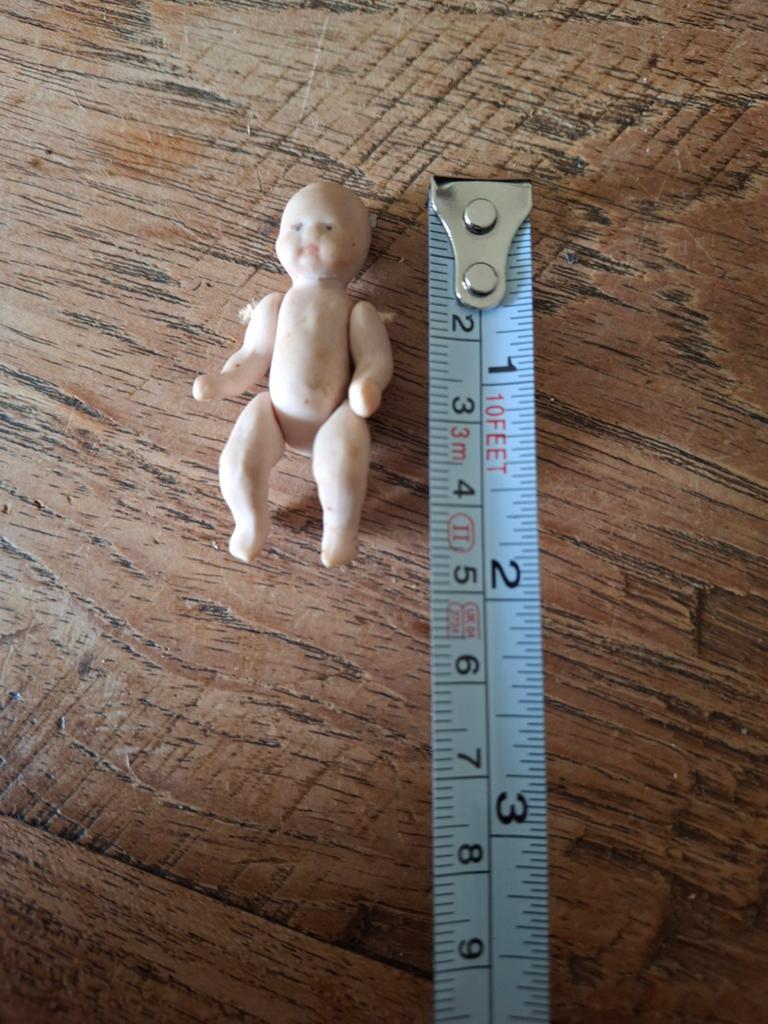 Erg oud porseleinen miniatuur popje, Ophalen of Verzenden
