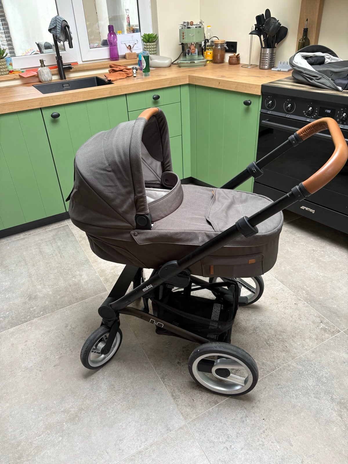 Mutsy Nio kinderwagen met reiswieg, zitje en adapters bi, Ophalen of Verzenden, Zo goed als nieuw, Combiwagen, Met reiswieg
