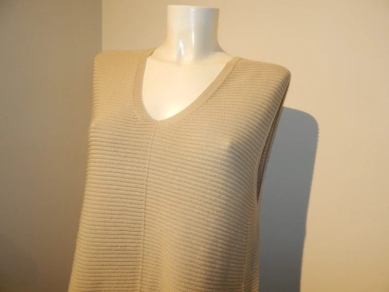 Marccain gebreide top langer model uitlopend onderkant N5, Kleding | Dames, Verzenden, Beige, Maat 42/44 (L), Zonder mouw