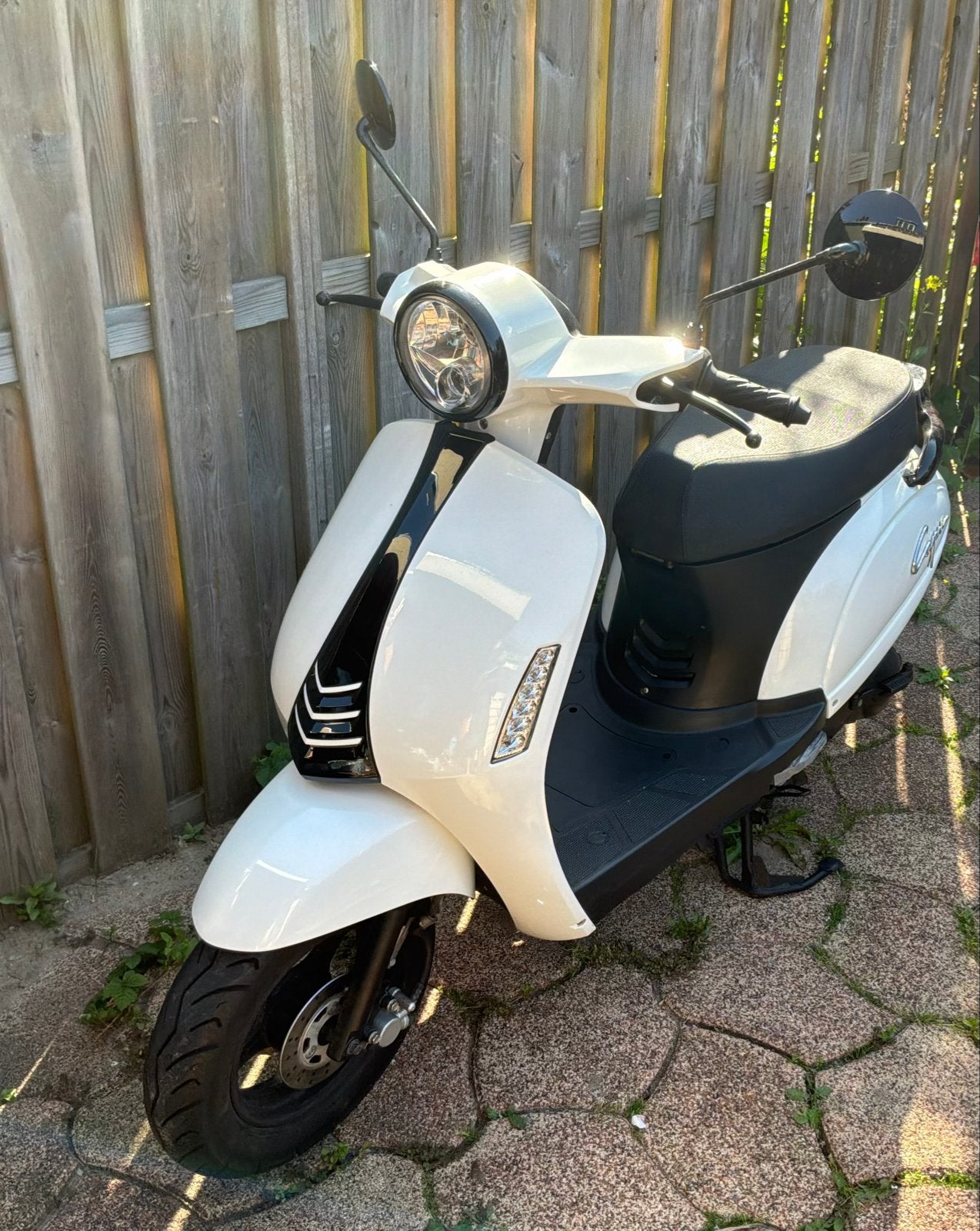 Witte Capri scooter - Zo goed als nieuw, Fietsen en Brommers, Snorfietsen en Snorscooters, Ophalen of Verzenden, Zo goed als nieuw