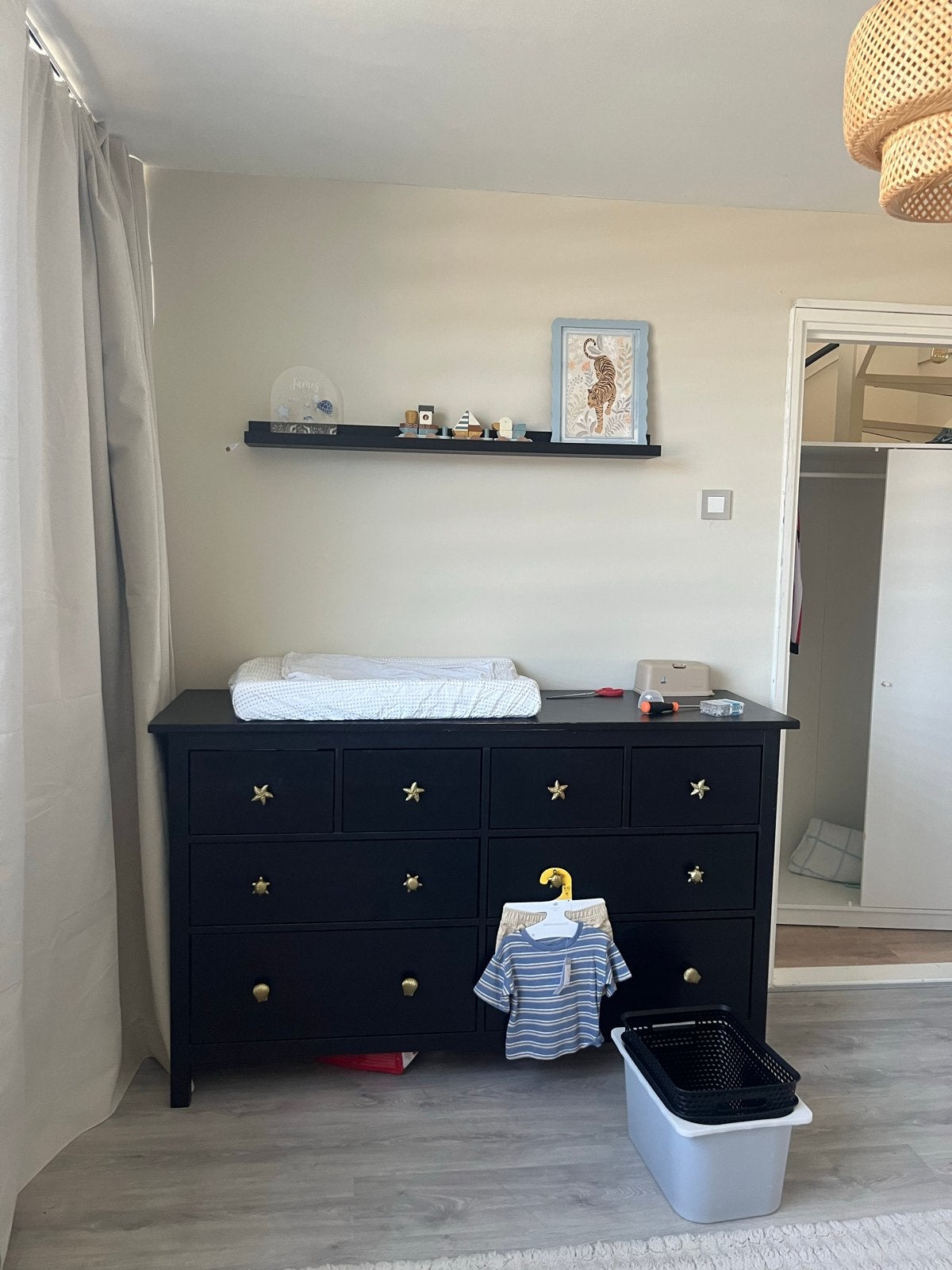 IKEA hemnes Ladekast/Commode - Zwartbruin met gouden knoppen, Ophalen, Gebruikt, 50 tot 70 cm, 100 cm of meer