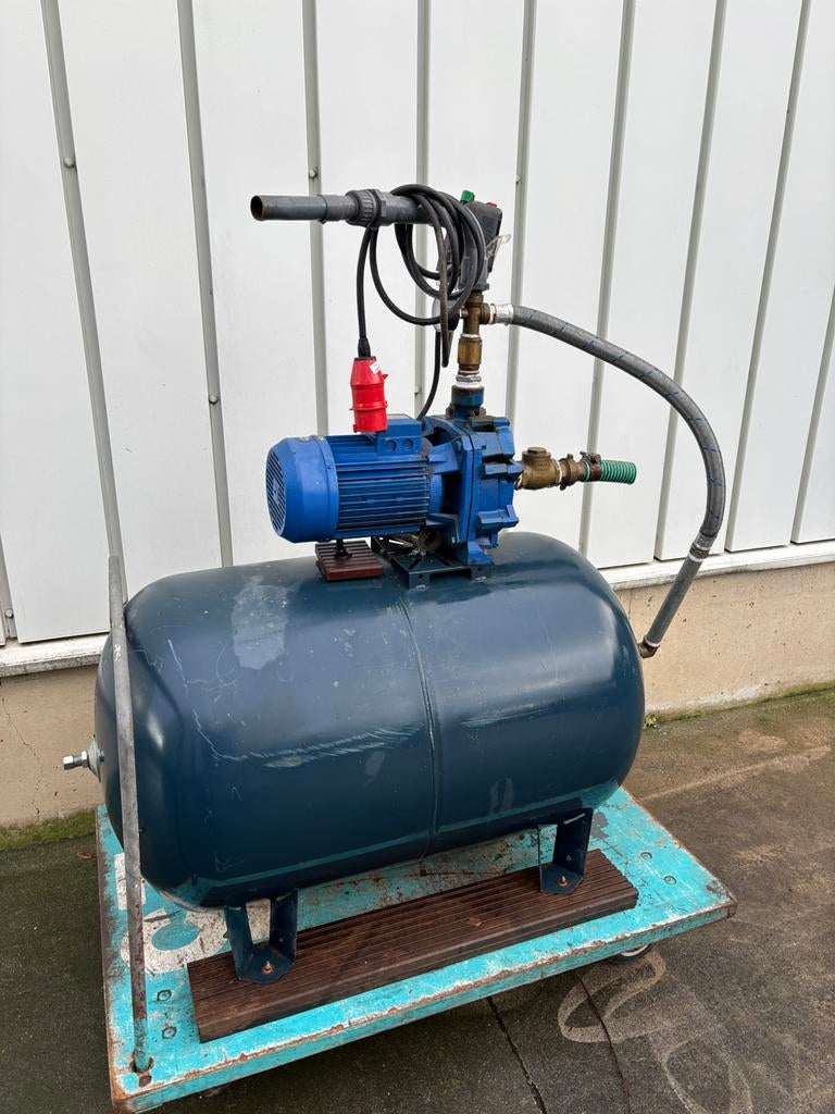 Pomp met drukketel Ebara, Ophalen, Gebruikt, Minder dan 200 liter/min, 6 tot 10 bar