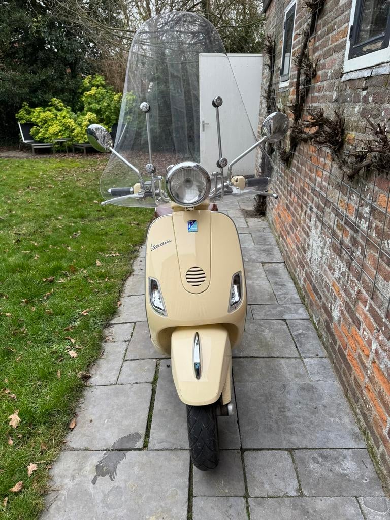 2xHele mooie Vespa Piaggio c38, bruin lederen zadel uit 2010, Fietsen en Brommers, Ophalen, Piaggio, Gebruikt, Benzine