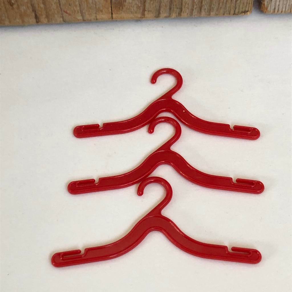 Rood kleding hangers Barbie, Kinderen en Baby's, Speelgoed | Poppen, Ophalen of Verzenden, Zo goed als nieuw, Barbie