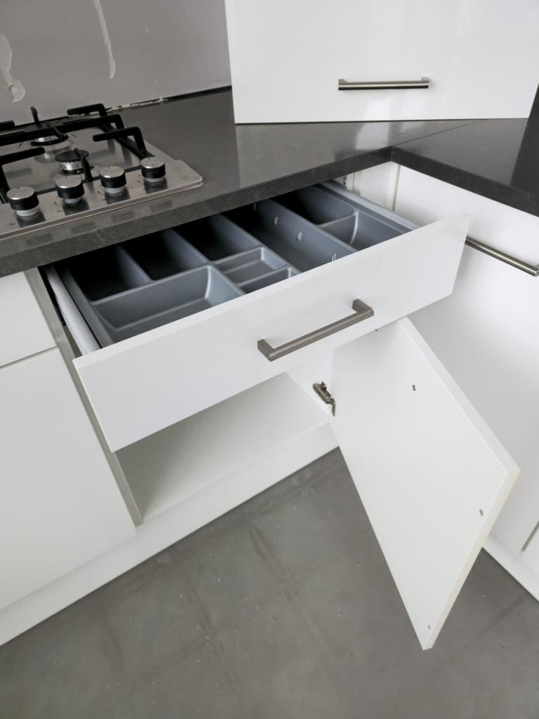 Nette Hoekkeuken Composiet + Apparatuur + GEDEMONTEERD, Ophalen of Verzenden, Wit, Composiet, Hoogglans of Gelakt