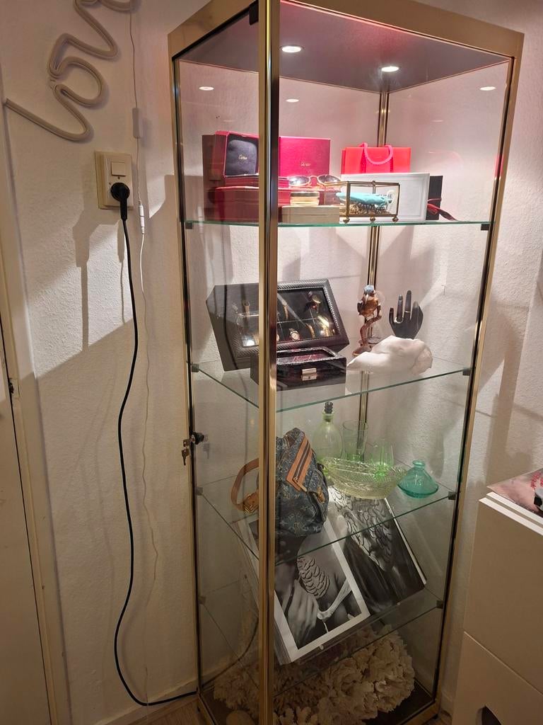 Gouden vitrine kast met spotjes, Ophalen, 25 tot 50 cm, Minder dan 100 cm