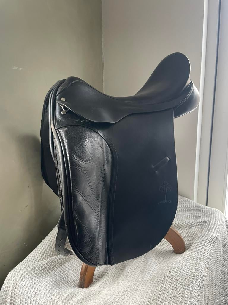 Dressuurzadel Spaling 18, Dieren en Toebehoren, Paarden en Pony's | Overige Paardenspullen, Ophalen of Verzenden, Zo goed als nieuw