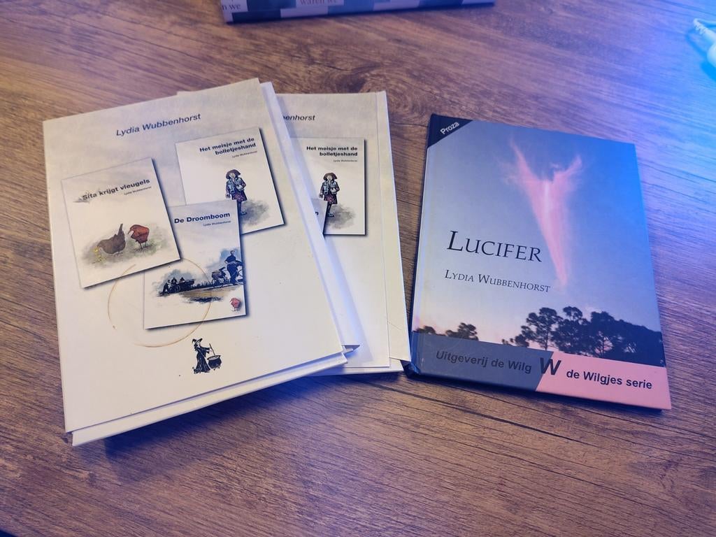 Lydia Wubbenhorst - Lucifer & 2 Bundels met 3 Boekjes, Ophalen of Verzenden, Zo goed als nieuw, Lydia Wubbenhorst, Nederland