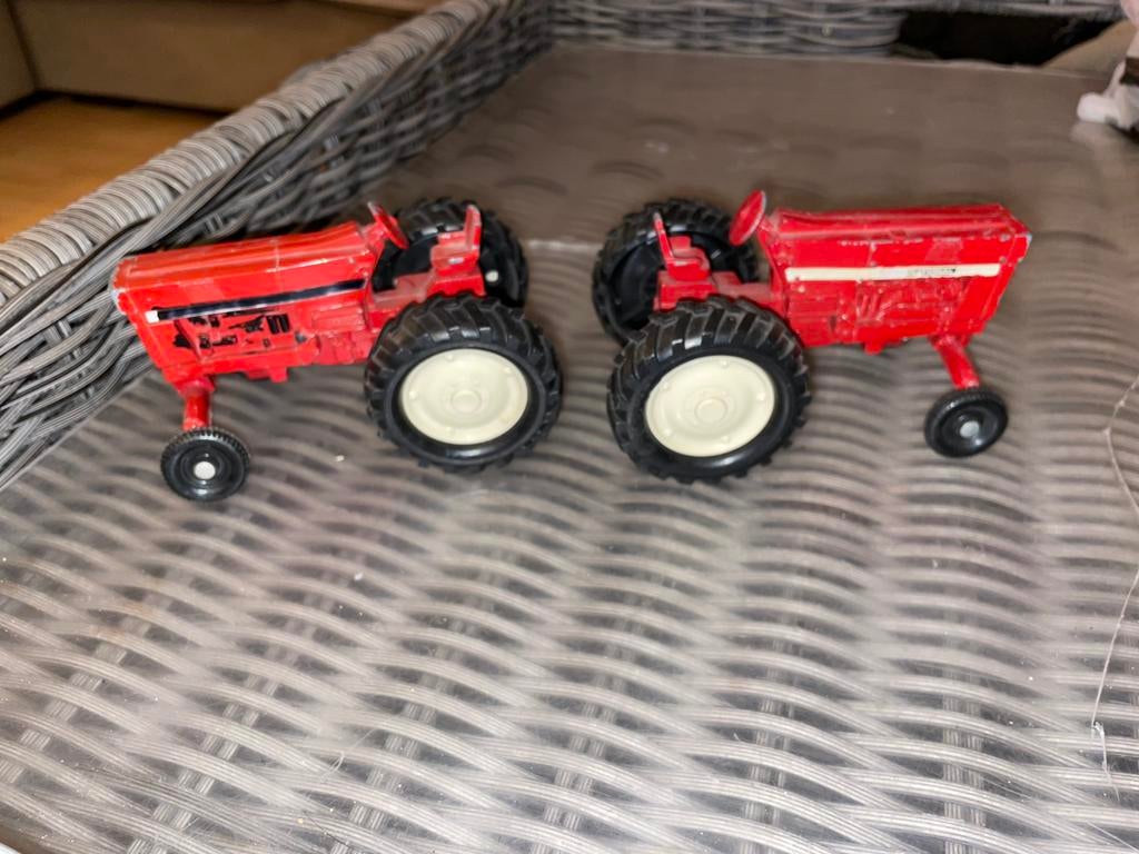 Vintage 2x Kleine tractor international   + ploeg Nr. 3, Ophalen, Gebruikt, Tractor of Landbouw, Overige merken