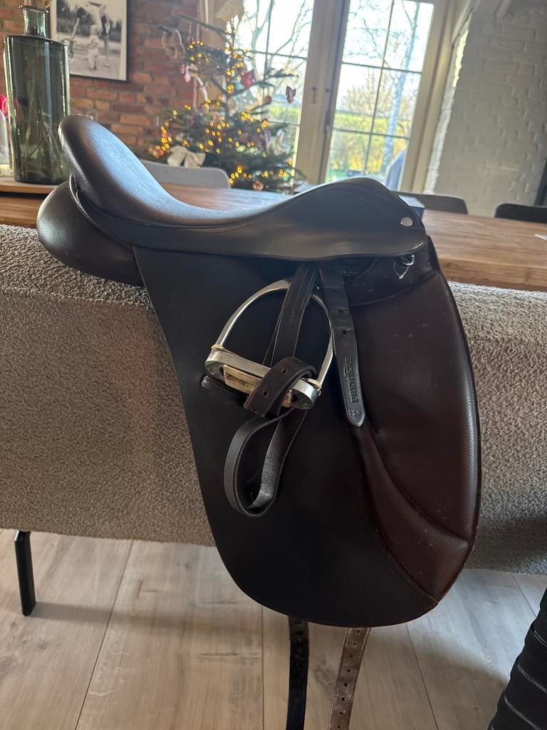 Dressuurzadel 17,5 inch. Gino bruin, Dieren en Toebehoren, Paarden en Pony's | Zadels, Ophalen, Dressuur
