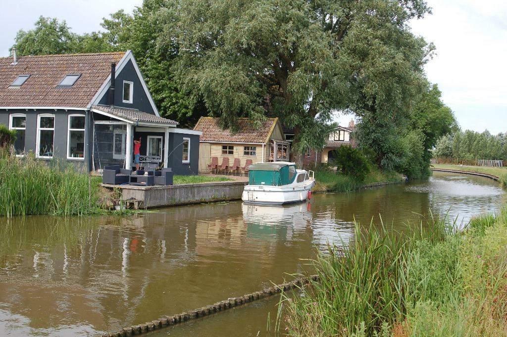 Huisje in Friesland aan vaarwater, honden welkom., Vakantie, Vakantiehuizen | Nederland, Dorp, 2 slaapkamers, Open haard, Friesland
