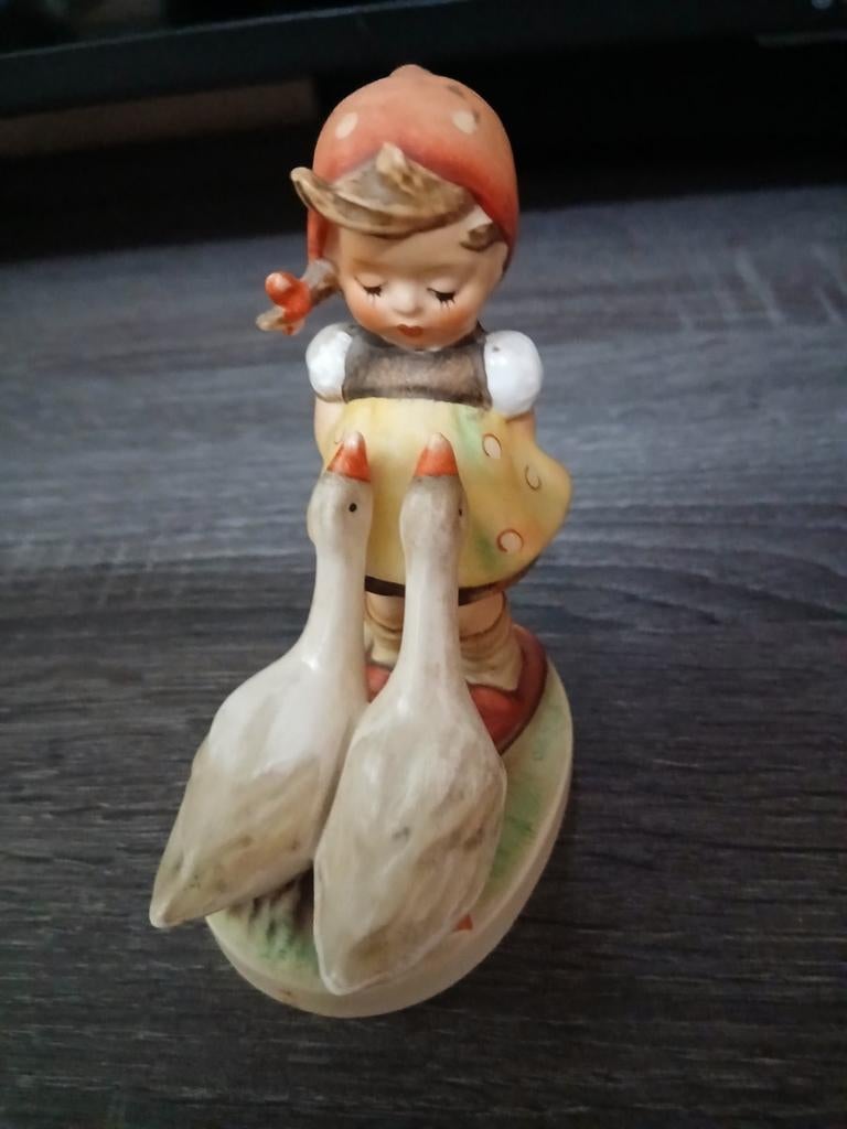 Hummel Goosle meisje beeldje, Ophalen of Verzenden