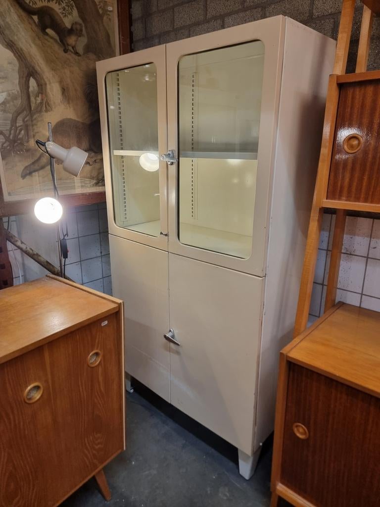 Vintage dokterskast jaren 60 70 metaal, industrieel, Huis en Inrichting, Kasten | Vitrinekasten, Gebruikt, Minder dan 100 cm, 25 tot 50 cm