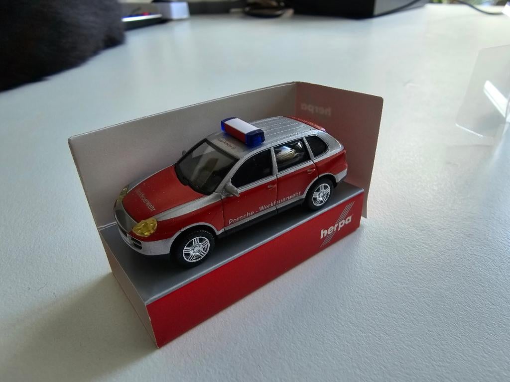 Porsche Cayenne bedrijfsbrandweer 1/87, Ophalen of Verzenden, Nieuw, Auto, Herpa
