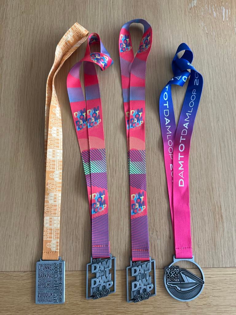 Dam tot Damloop medailles 2017, 2018, 2019, Ophalen of Verzenden, Zo goed als nieuw, Sport, Speldje of Pin