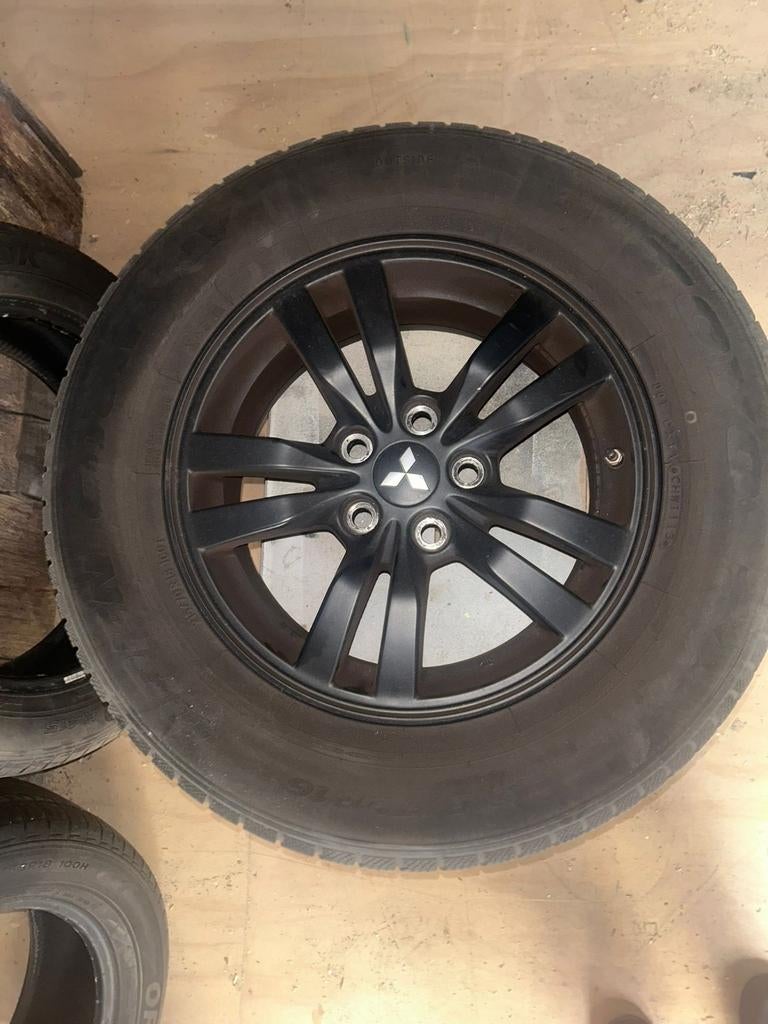 Mitsubishi Outlander Winterbanden met Velg 215/70R16, Auto-onderdelen, Banden en Velgen, Ophalen, 16 inch, Banden en Velgen, Winterbanden