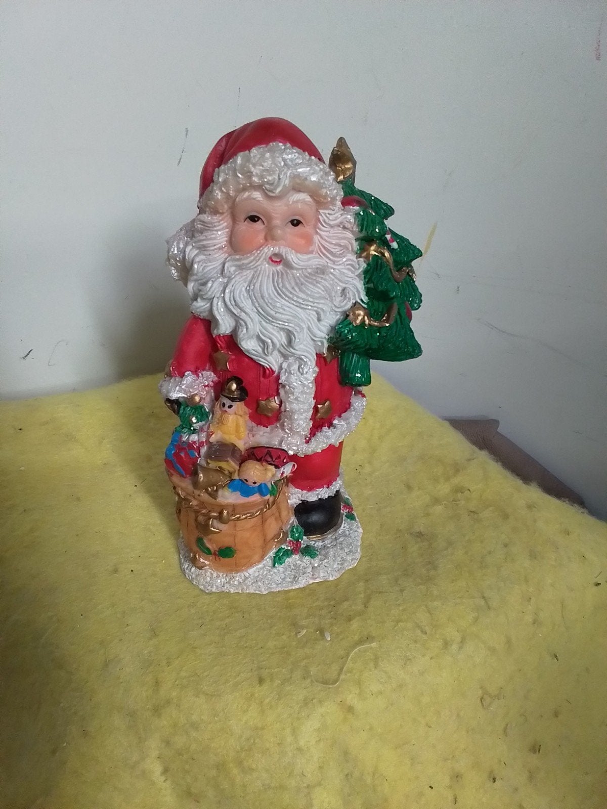 15266) mooie kerstman met cadeautjes  hoog 15cm, Diversen, Ophalen of Verzenden