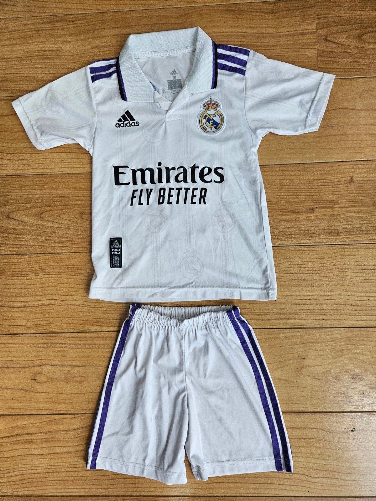 K - Adidas Benzema sportsetje wit - maat 104, Adidas, Ophalen of Verzenden, Zo goed als nieuw, Setje