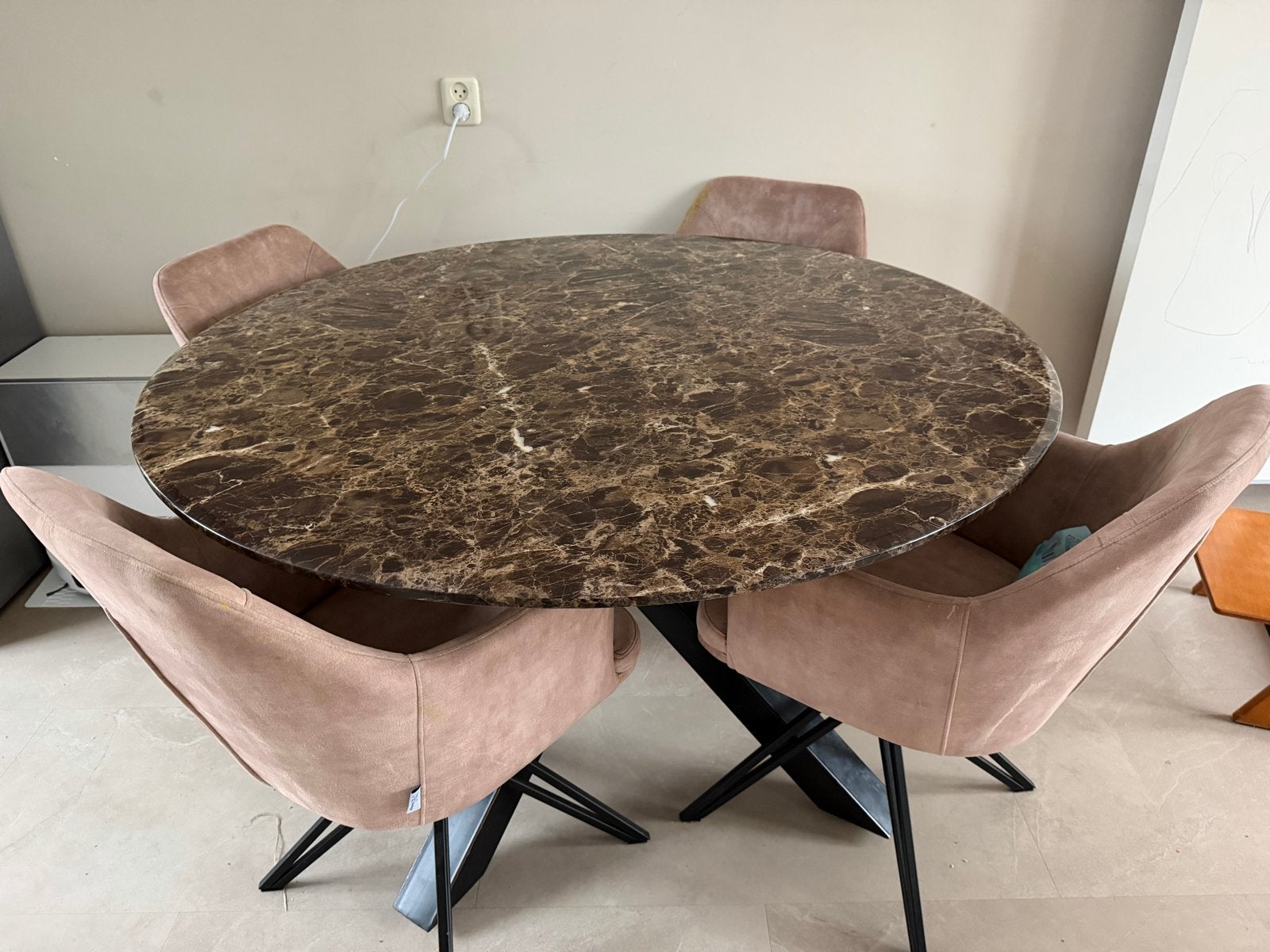 Eettafel + salontafel met marmerlook blad en zwart onderstel