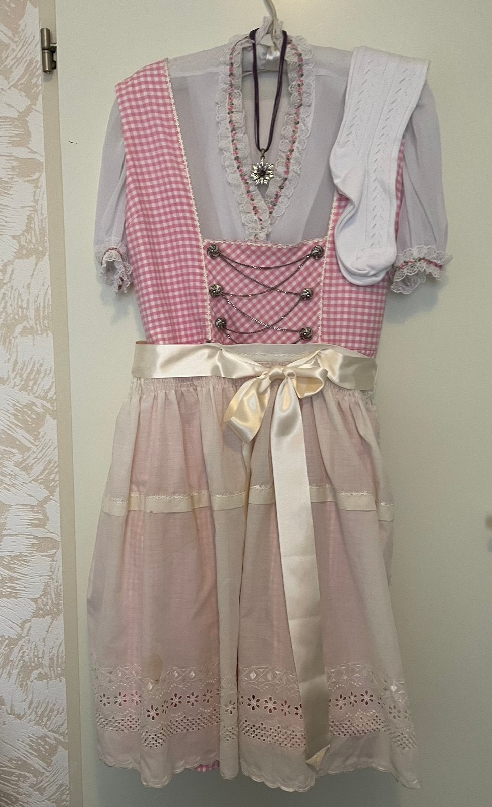 Een geheel nieuwe Dirndl jurk compleet,maat 42/44, Ophalen of Verzenden, Zo goed als nieuw, Maat 42/44 (L), Carnaval