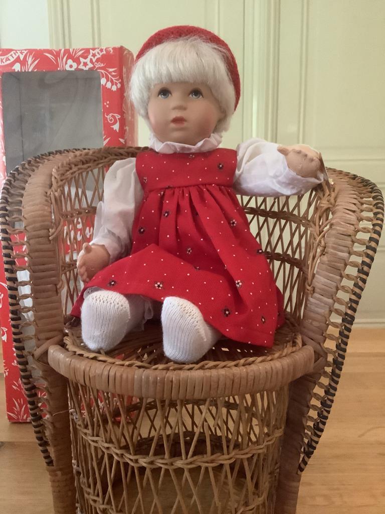 Kathe Kruse DItti 32 cm. Zit popje., Ophalen of Verzenden, Zo goed als nieuw