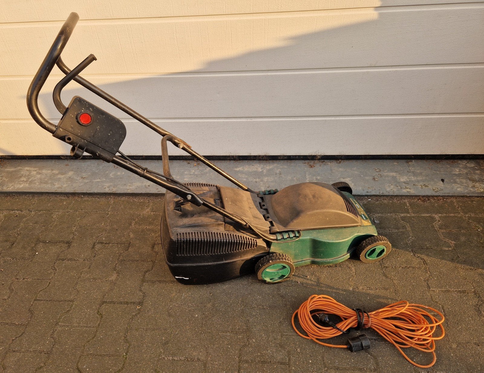 MTD  Elektrische Grasmaaier met vangbak en snoer, Ophalen, Cirkelmaaier, Gebruikt, Elektrische grasmaaier