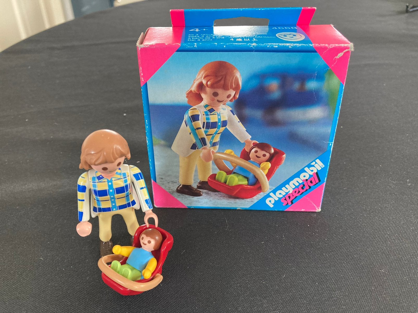 Playmobil moeder met baby in maxi-cosie + ovv 4668, Ophalen of Verzenden, Zo goed als nieuw