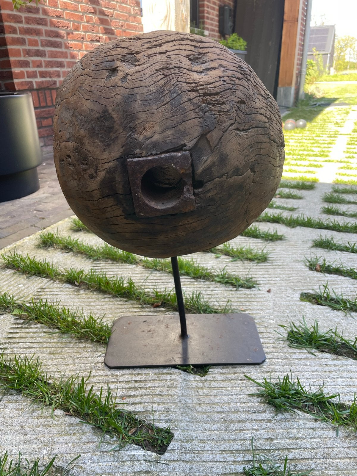 Antieke houten wiel op metalen standaard, Ophalen