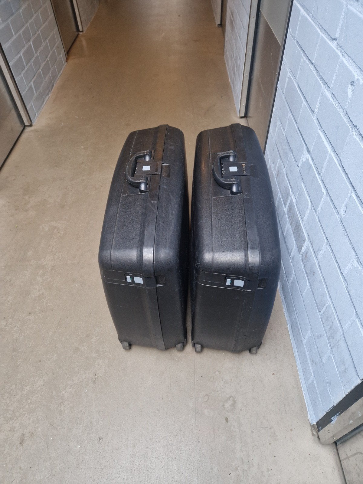 Harde koffer met cijferslot en wieltjes 2 stuks, Gebruikt, Hard kunststof, 70 cm of meer, Wieltjes