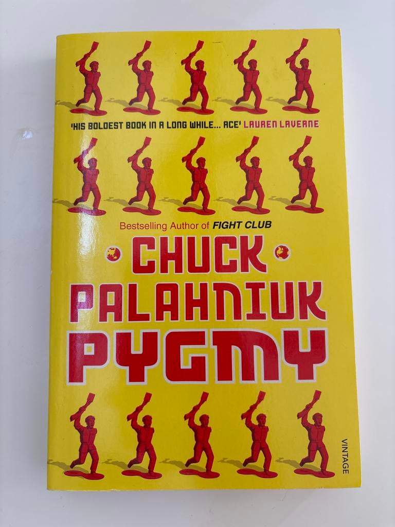 Pygmy - Chuck Palahniuk (Auteur Fight Club) Engels, Ophalen of Verzenden, Zo goed als nieuw, Europa overig