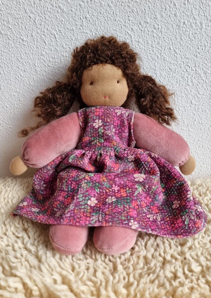 Zonnekindpop/ knuffelpop met roze jurkje, Kinderen en Baby's, Ophalen of Verzenden, Nieuw, Overige typen