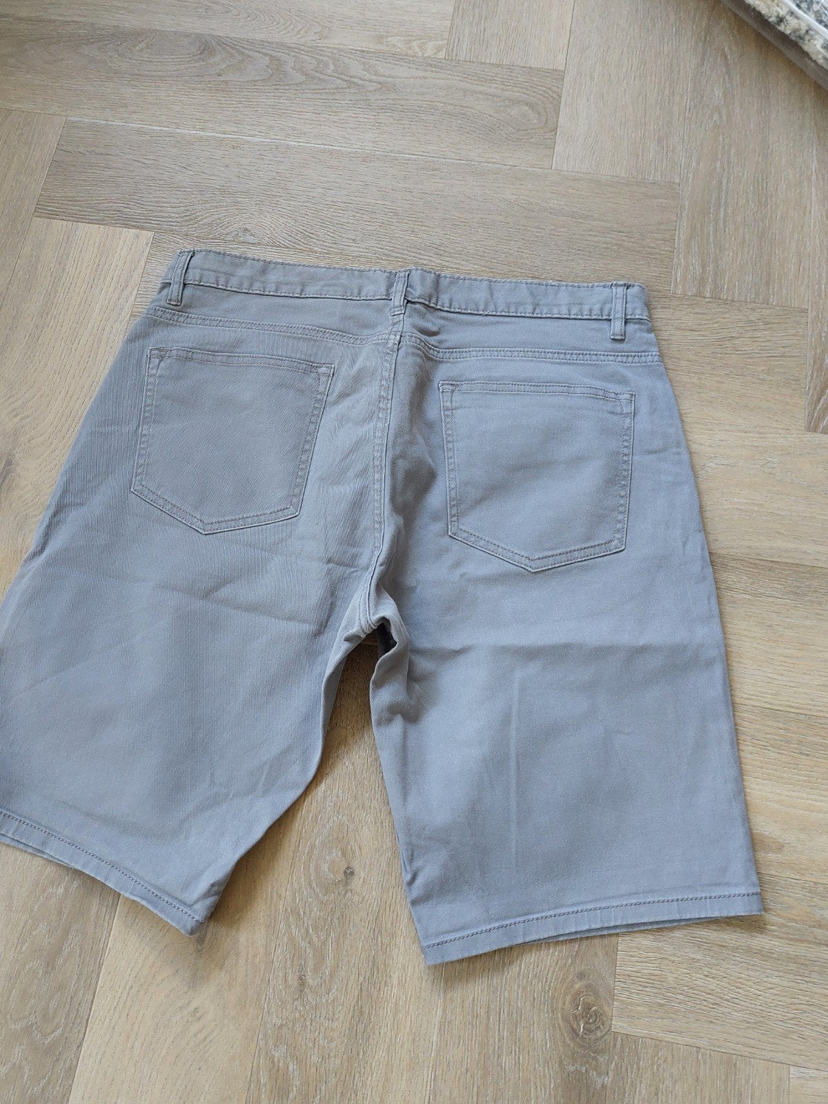 Korte grijze jeansbroek maat 33., Maat 52/54 (L), Ophalen of Verzenden, Gedragen, Grijs