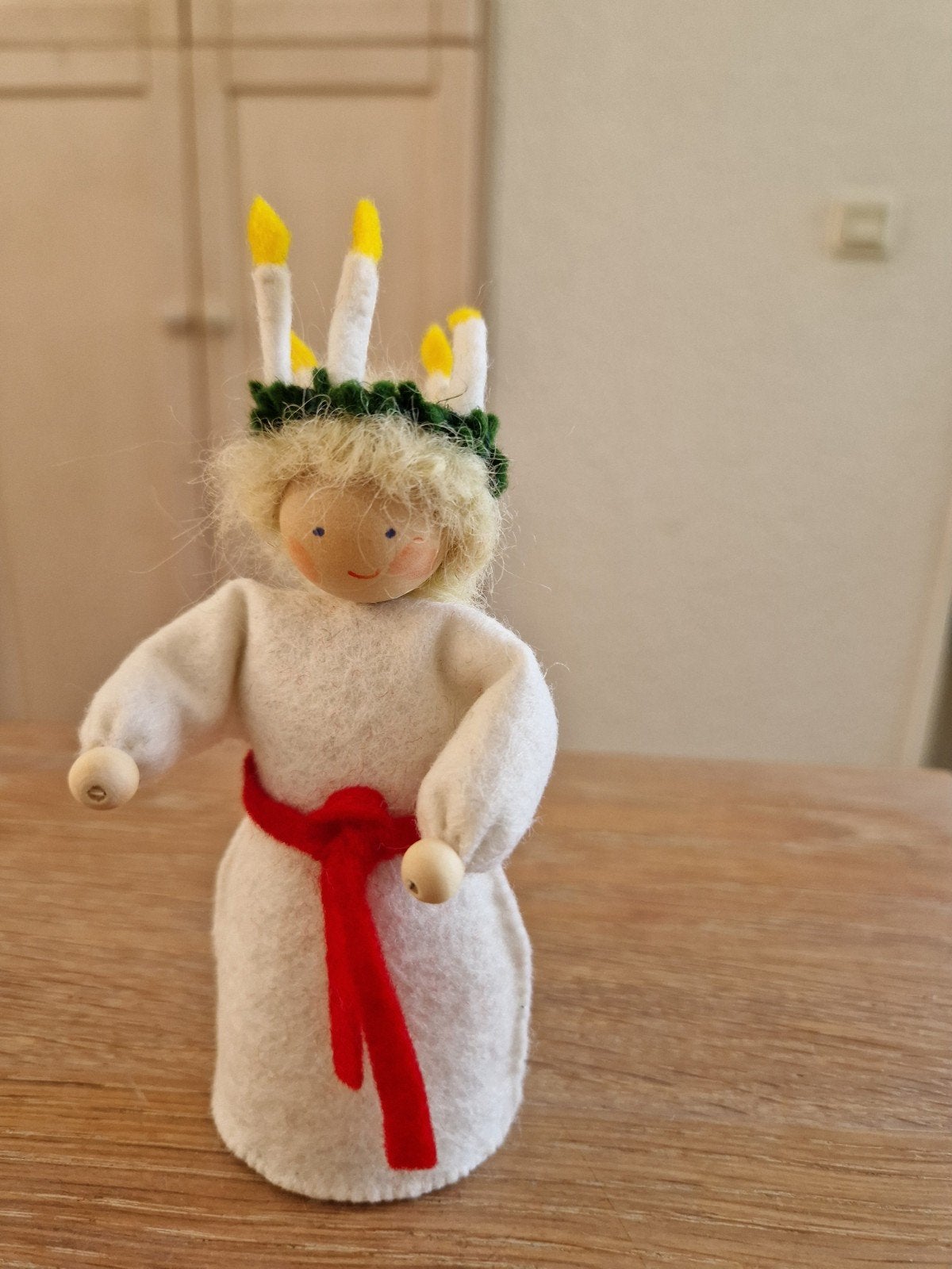 Voor de seizoenstafel, Sint Lucia, wolvilt, Ophalen of Verzenden, Figuurtje(s), Wolvilt